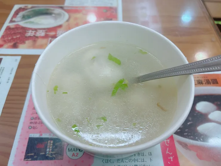 我就真的吃了這一碗,可裡頭只一點油葱飄清湯,一片青菜也沒有,雖然湯圓還是好吃,但四顆真的太多了!