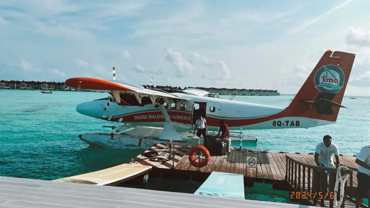 水上飛機抵達莫凡彼