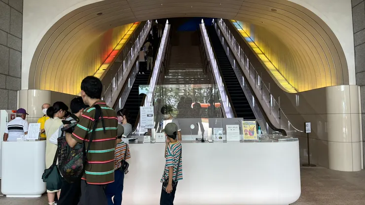 電扶梯迎接著我們。