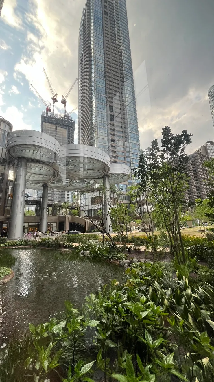 雖身處在城市，走入其中會不由自主放慢腳步。