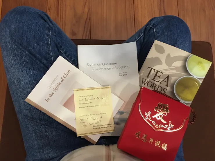 禪修後得到滿滿的禮物包含聖嚴法師的英文版禪學書籍，攝影於 2023 年 10 月 29 日