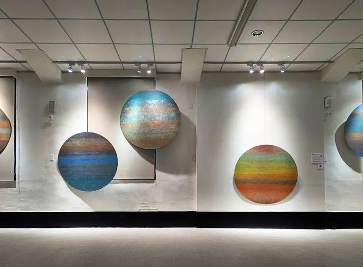 西元2025年06月，虹心球、空間與時間的對話。