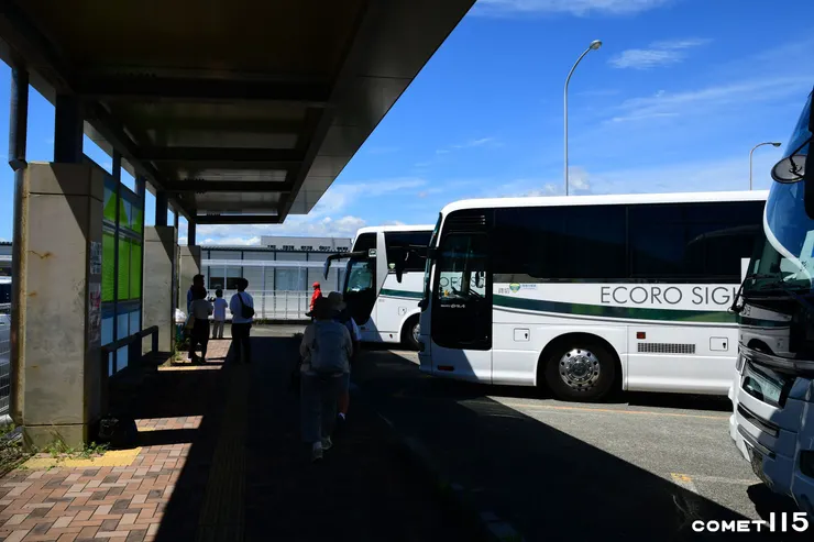 旅行團的遊覽車都停在組合屋旁的團體乘客停車場
