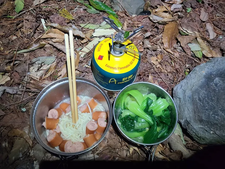 麵、菜、肉,隔天早餐吃一樣的~