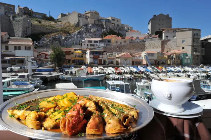 「馬賽魚湯」（bouillabaisse）。