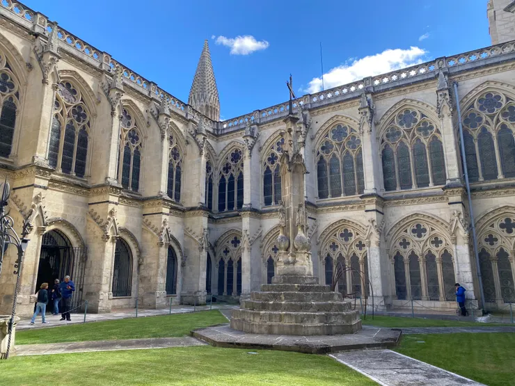 教堂中間還有一個小綠地，可以看到他的建築雕刻非常具有巧思，也是我路途最喜歡的教堂。