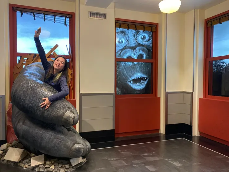 模擬電影《金剛》裡，金剛手指刺穿牆壁的場景，好有趣