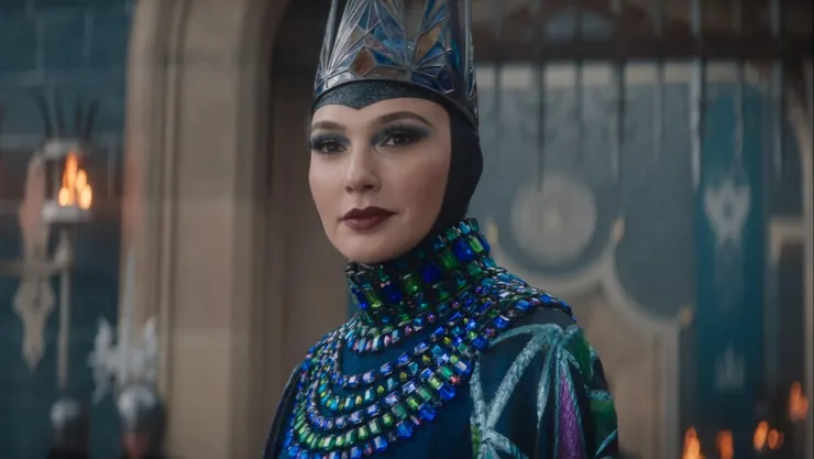 壞皇后的衣服看起來都超緊、寶石也很廉價。