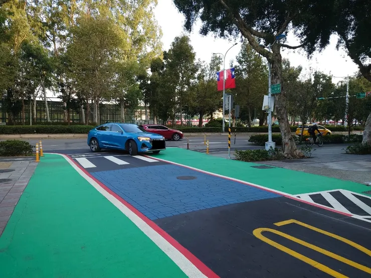 另外一臺車也壓上去。在短短15分鐘左右的觀察，大約五台車只有一台車能夠正確駛入，其他都會壓到南側線型。顯示這個路型規劃跟駕駛人習慣相差甚遠，突出的南側人行道反而可能成為危險區域。