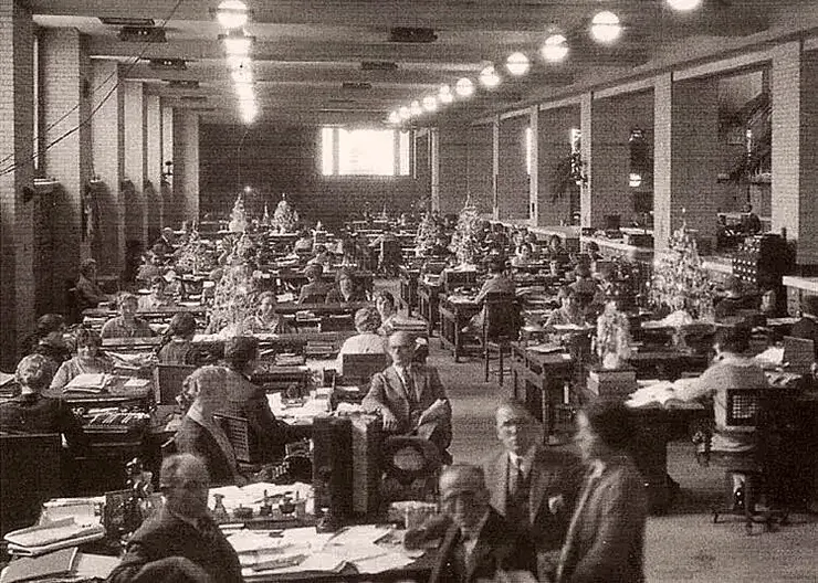 1920 年左右，英國拉金行政大樓有 1,800 名工人在大樓中心的中央開放空間工作，每天處理 5,000 個訂單。來源：Morgan Lovell