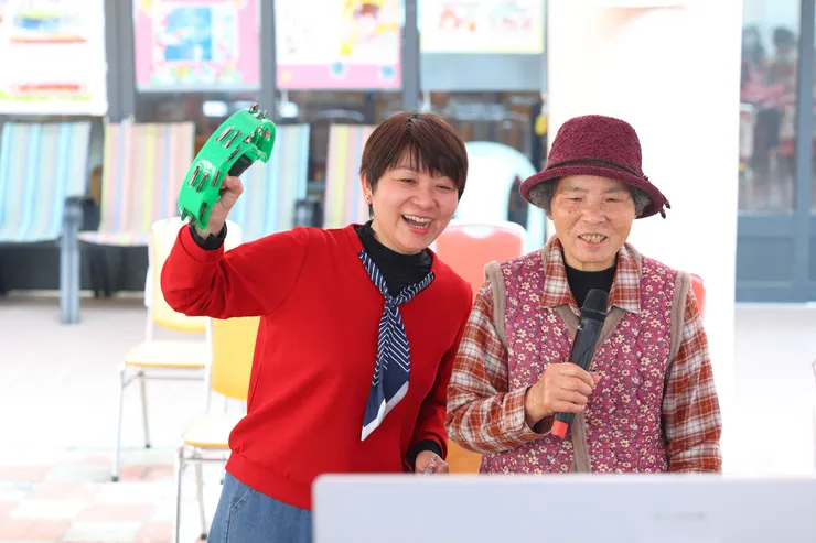 (圖說:李珠阿嬤盡情歌唱,女兒伴舞相隨,笑聲洋溢整個空間。)