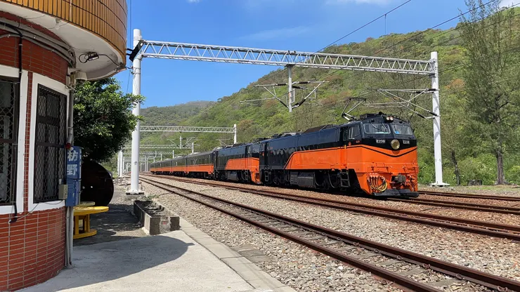 鳴日號列車通過