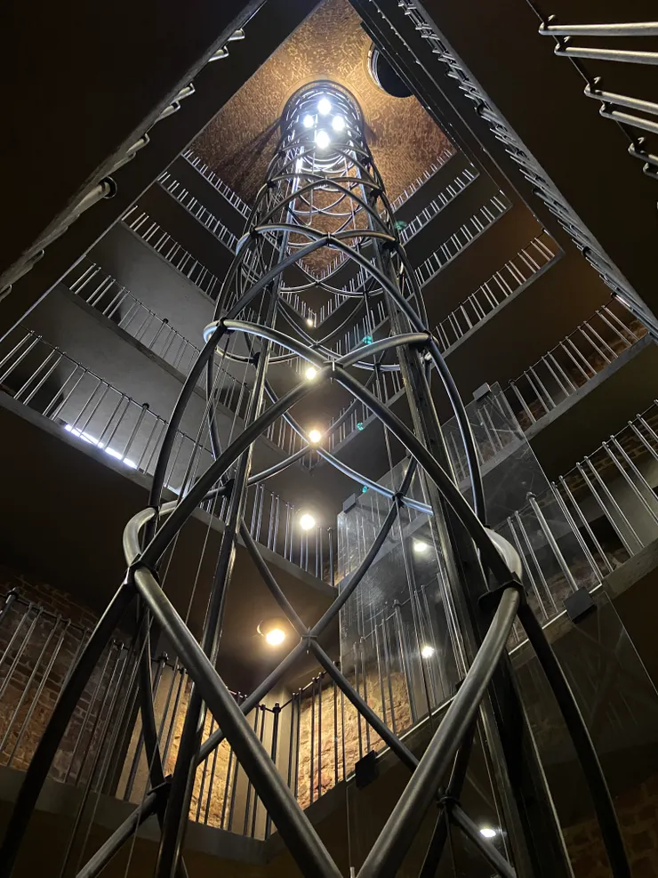 天文鐘內的電梯，設計的很有現代感，費用也會讓你很有感