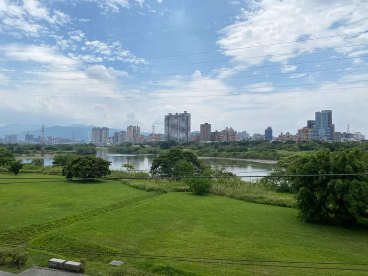 拉近看，可見到景美溪匯入新店溪