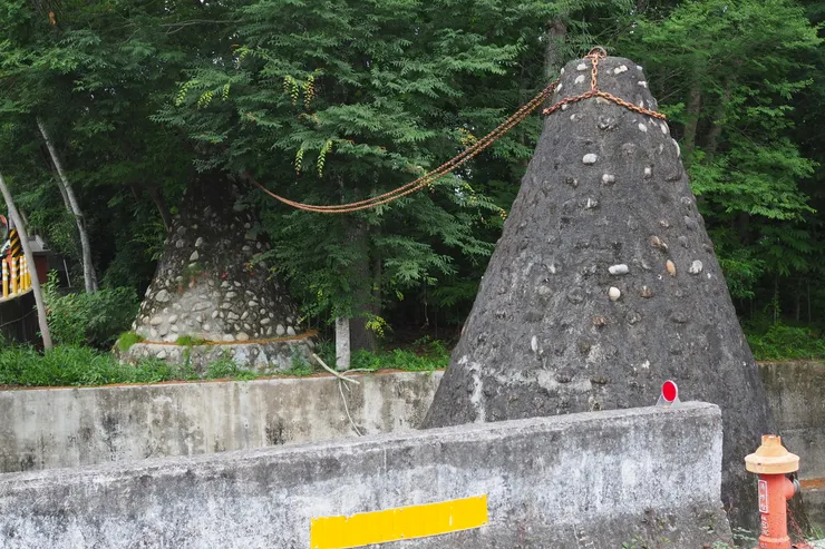 橫跨上坑溪兩岸的石鎖