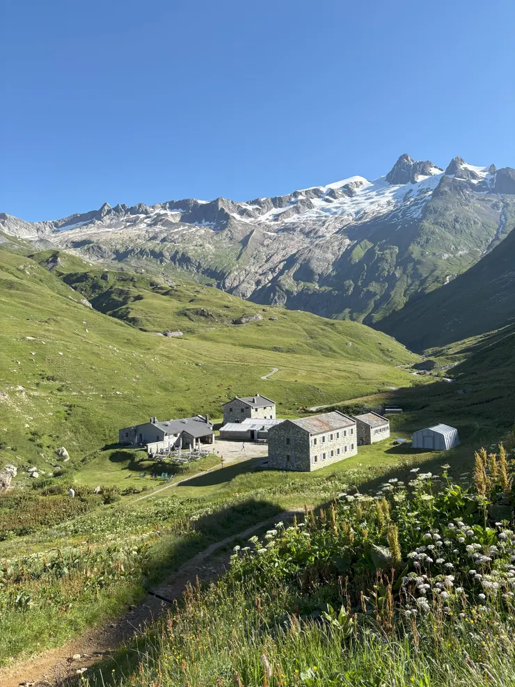 座落在山谷間的Mottets山屋