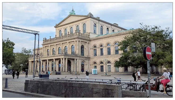 接著來到漢諾威國立歌劇院, 我沒有進去參觀, 但是這附近廳熱鬧的, 有很多小表演可以看