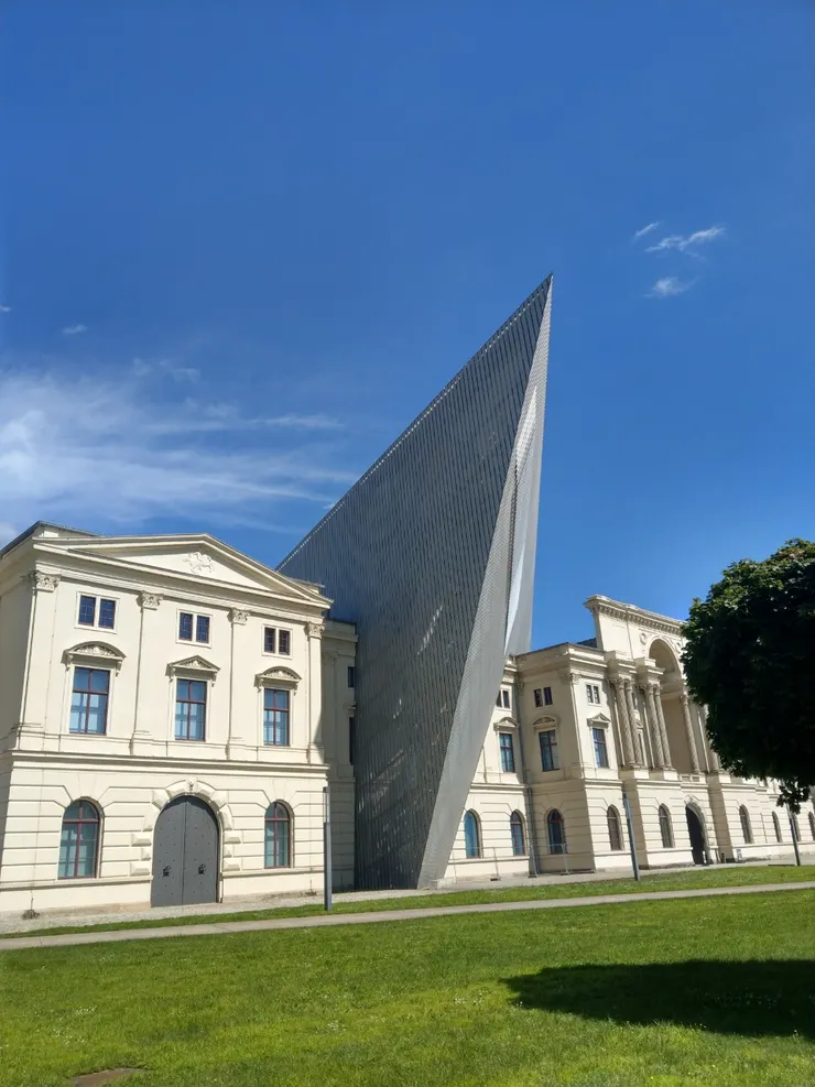 像是一艘軍艦或破冰船，直直切入