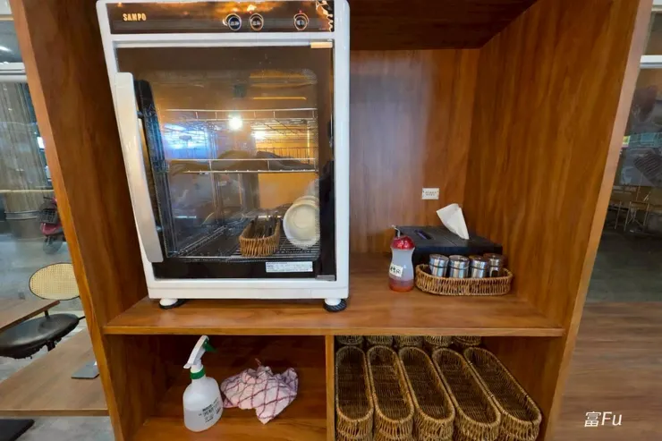 有餐具收納盒可以自行取用，拿起來更方便。