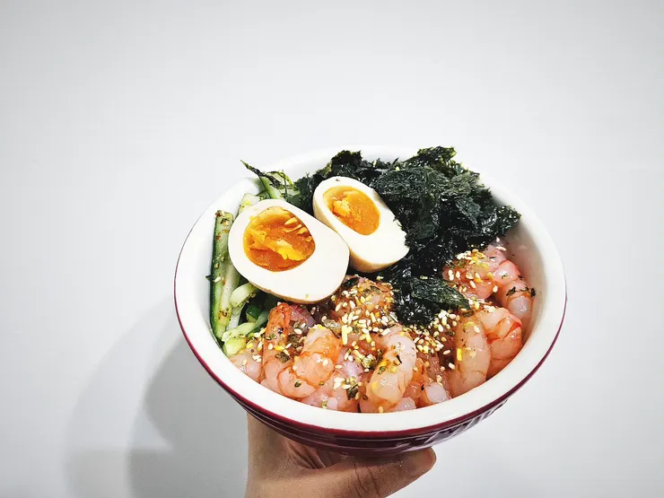 和生葡萄蝦、溏心蛋組合成快樂度100%的丼飯!撒上山葵香鬆~