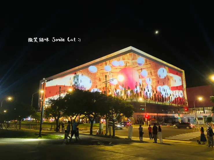 晚間的光雕展，建議從不同角度看，沉浸式體驗。