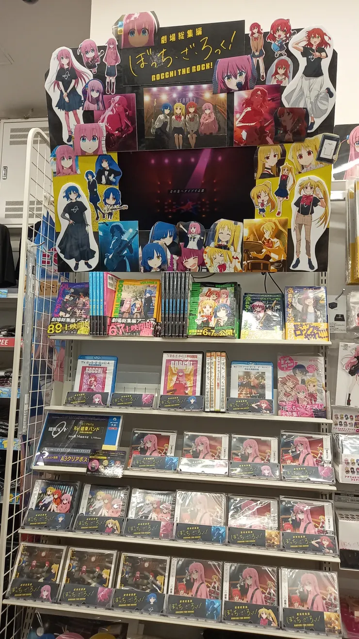 拍一下《孤獨搖滾!》的宣傳看板