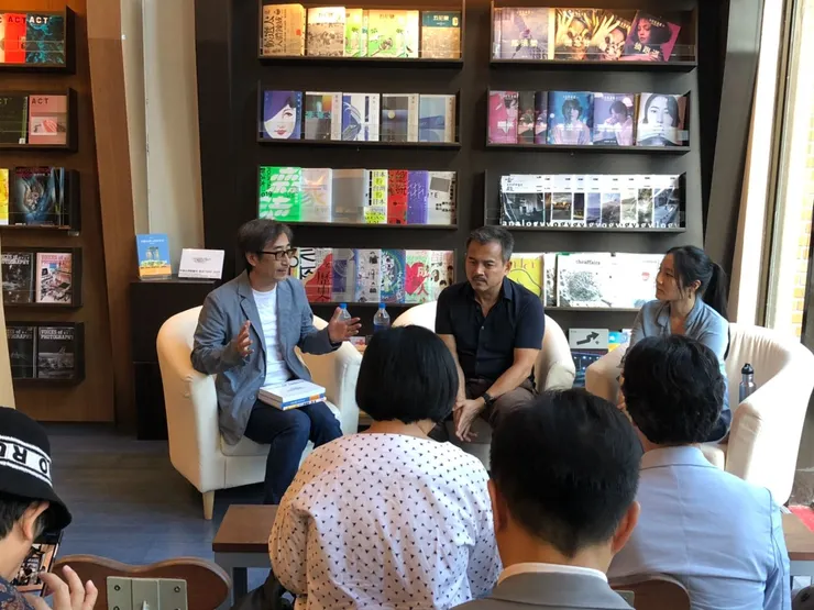《手繪台灣關鍵字：畫說1940-2020》第二場新書座談——「紀實漫畫中的笑與嘆息」。作者邱顯洵（中）、與談人廖芸婕（左）與主持人林于竝（左）對談於北藝大校園內的藝大書店。有別於上場講座（註一）以歷史推廣教育為主，這次更著重於漫畫創作方法論的研討。（大寬文化提供）