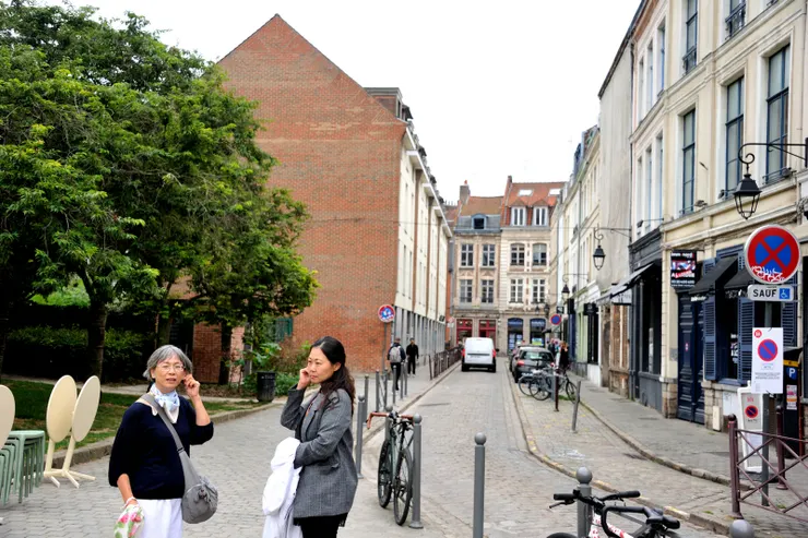 【吃飽後繼續漫遊，姨侄倆不知談到什麼，做出一樣的動作。】