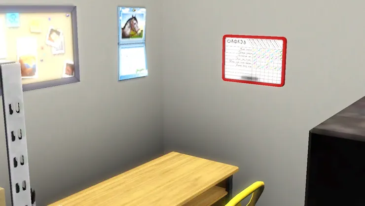 另一邊的牆上貼著日曆、記事板和輪更表。