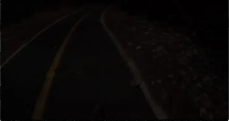 沒有路燈的地方,幾乎是伸手不見五指。