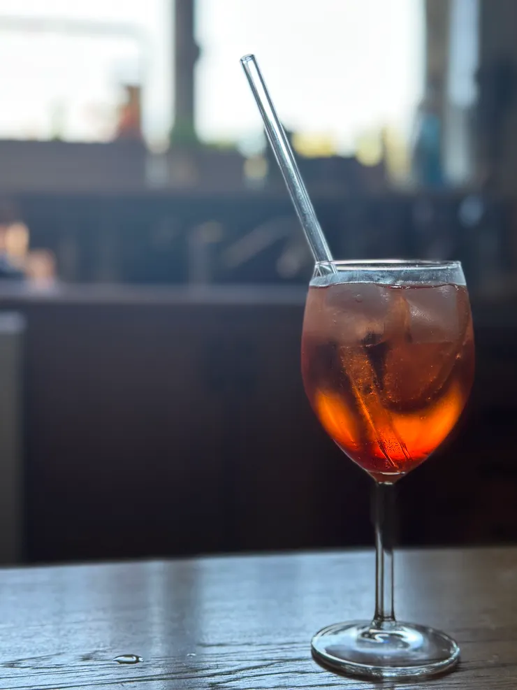 和現在邊打文章邊在喝的Aperol Spritz。