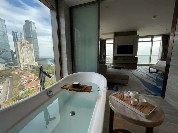 廈門飯店房價超值，遠方看到的是金門島