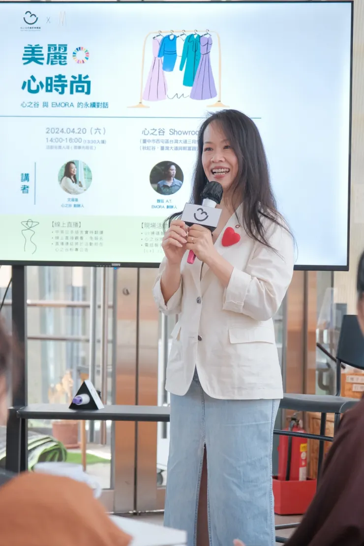 活動當天的OOTD服裝密碼是：20多年的牛仔裙及二手服飾店購買的外套。