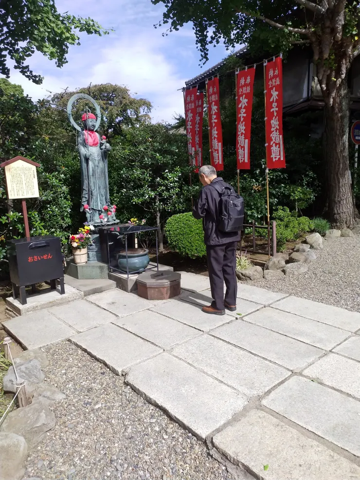 這位爺爺似乎很有故事