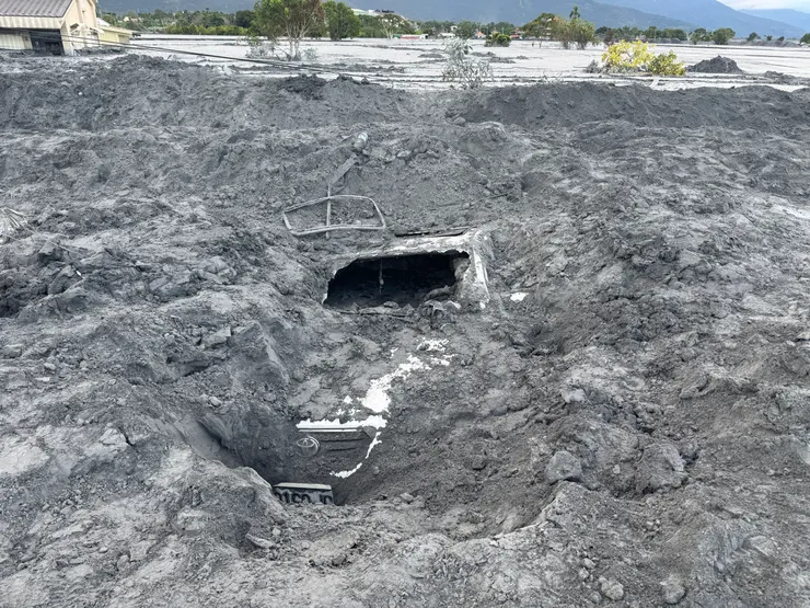 在土裡挖到的一台車