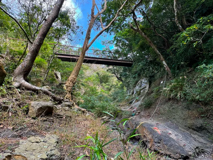 下切橋底往對岸有山友噴的紅色箭頭