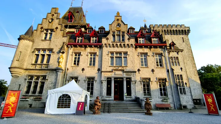 【Radhadesh的城堡主建築(Chateau de Petite Somme，小索姆城堡)，其最早的紀錄可追溯到1065年，當時堡主為Gozelon de Montaigu，目前樣式則由不知第幾任的堡主德·法弗羅(Charles de Favereau) 於1888年重建。】