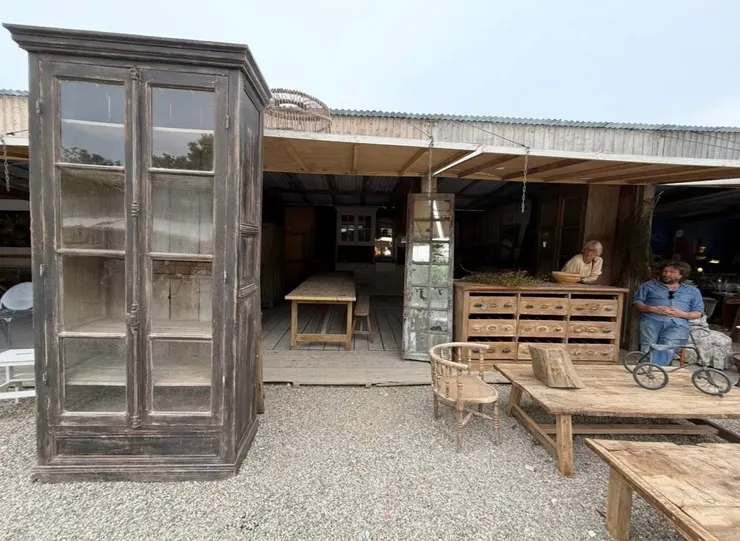 真的有人從這裡扛了一扇窗框走岀來