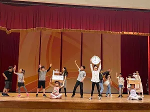 民富國小兒童戲劇團排練畫面