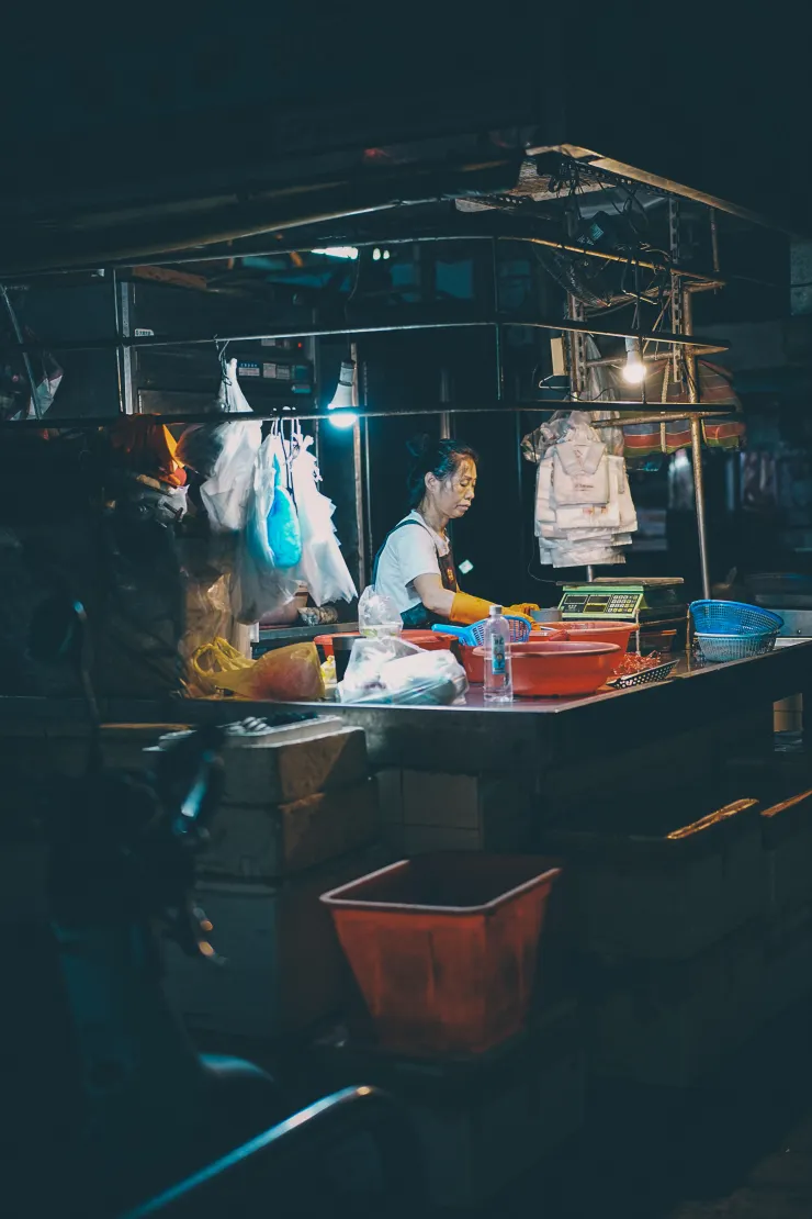 大姐在整理著攤位，辛苦一天了