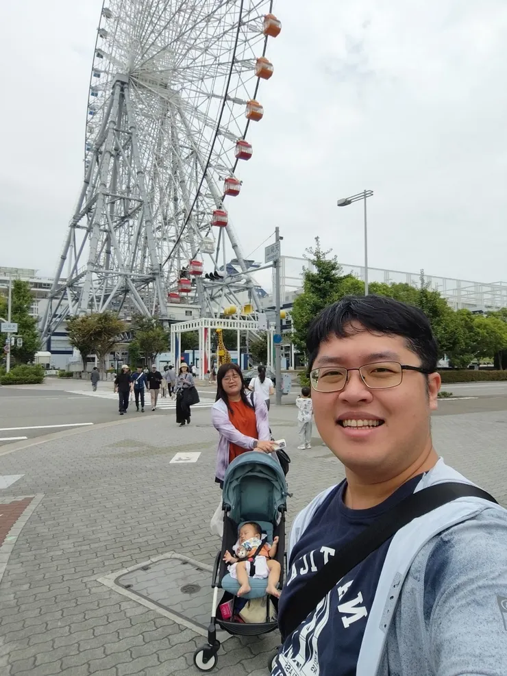 到了海遊館前的摩天輪，拍一張全家福🥰