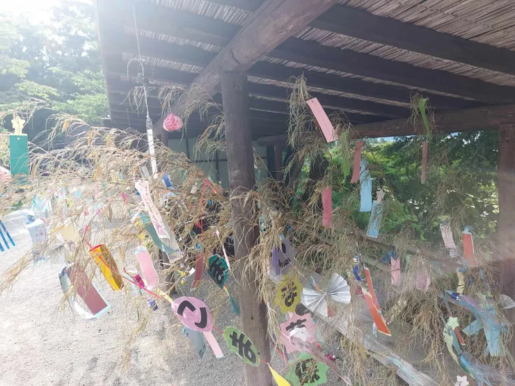 園區旁邊的小亭子，還掛著可愛的七彩小紙條