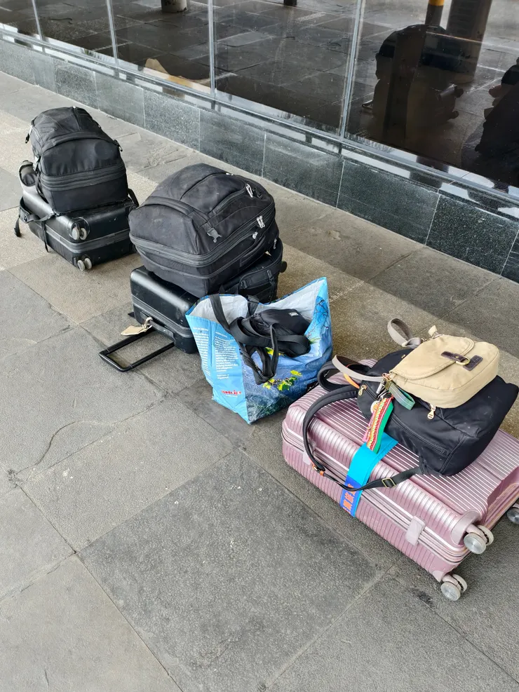 奈洛比機場出境大廳外。進入大廳前，要先在外面走廊放倒行李，等待緝毒犬檢查。