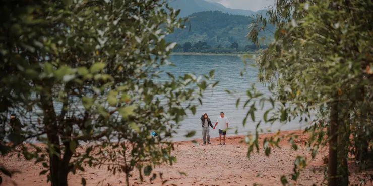 在粉紅沙灘上的一對情侶