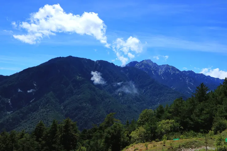 後排為奇萊北峰及前排為屏風山