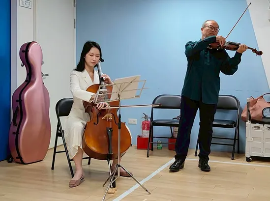 李商宇首席小提琴家率領莫拉非耳樂團，在活動現場以二重奏為活動注入溫暖與愛。
