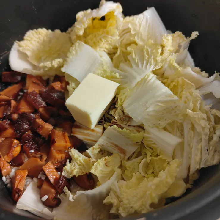 加入一匙醬油、一塊奶油、一匙半的鹽巴