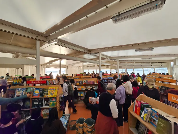 在船上看到書店真的是好有趣的體驗