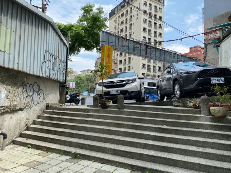 萬盛溪離開公寓後巷，即將通過羅斯福路。