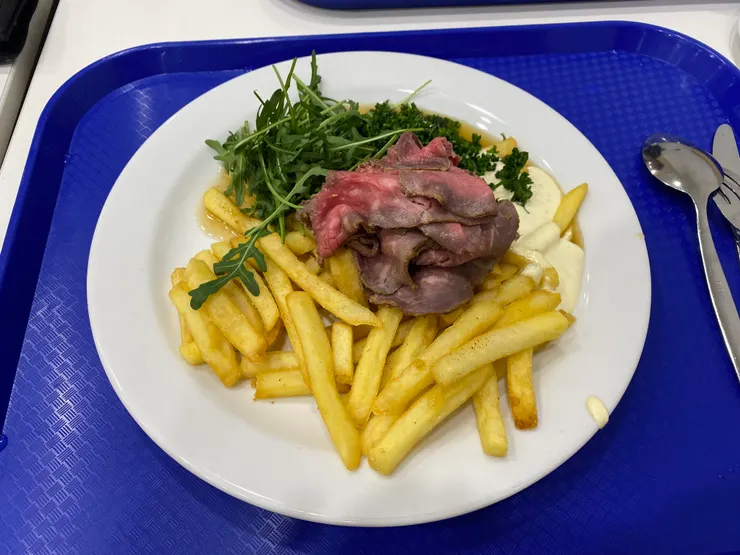 那天吃到半熟牛+薯條 非常好吃